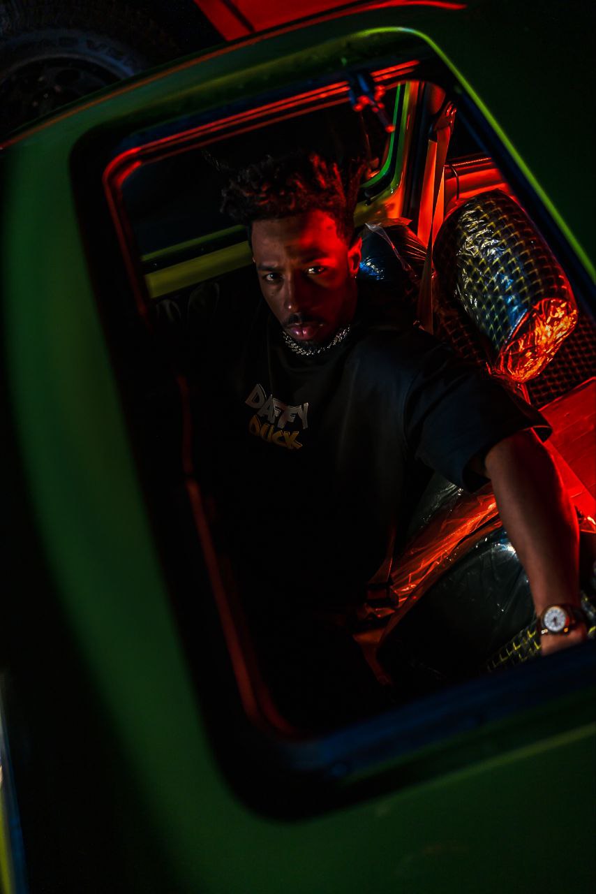 Daffy Duck GROVA T-Shirt - Stylish Cartoon Graphic Tee