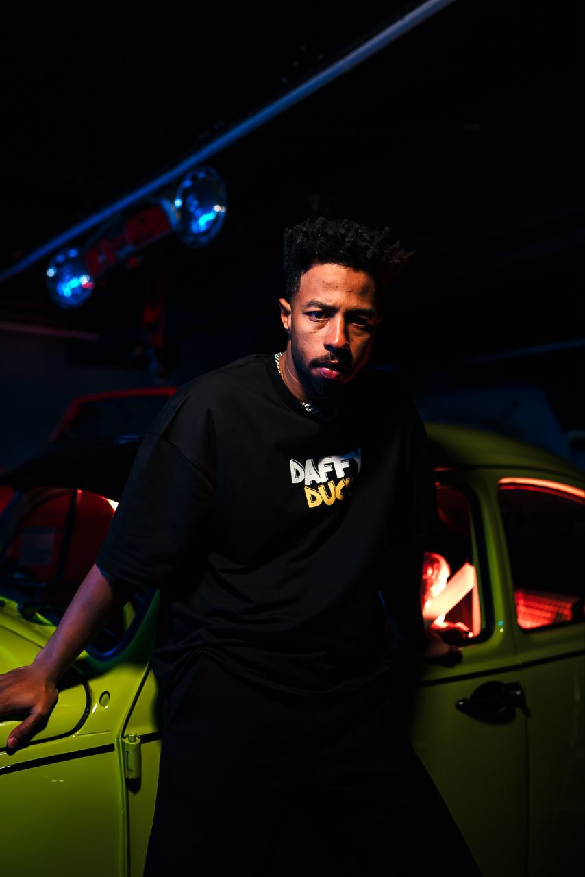 Daffy Duck GROVA T-Shirt - Stylish Cartoon Graphic Tee