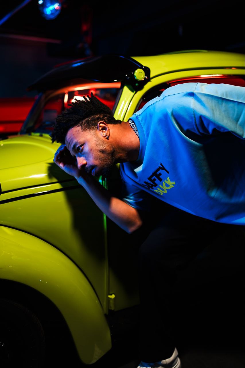 Daffy Duck GROVA T-Shirt - Stylish Cartoon Graphic Tee