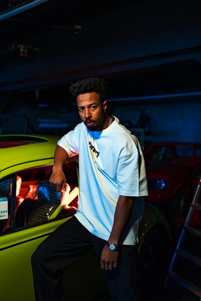 Daffy Duck GROVA T-Shirt - Stylish Cartoon Graphic Tee