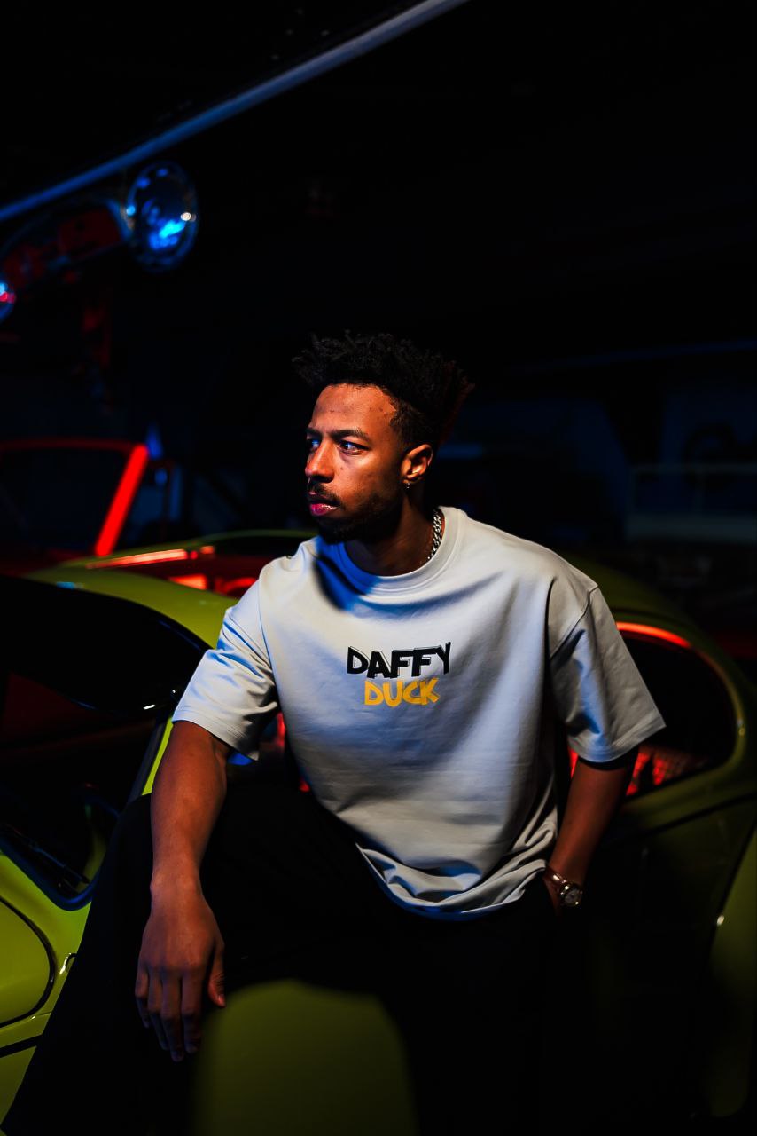 Daffy Duck GROVA T-Shirt - Stylish Cartoon Graphic Tee