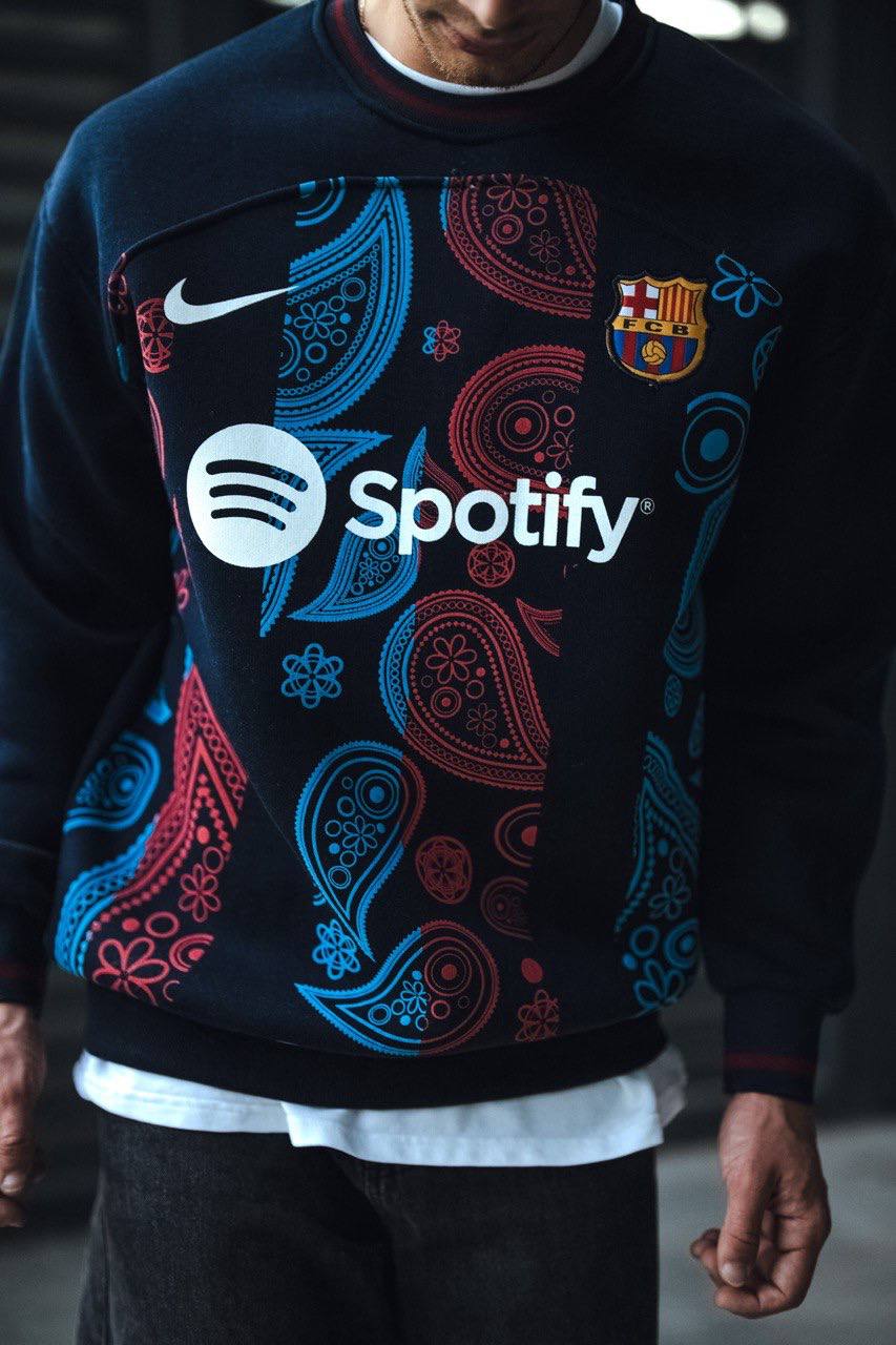 FC Barcelona Oversized Sweatshirt - Iconic Logo Casual Sportswear