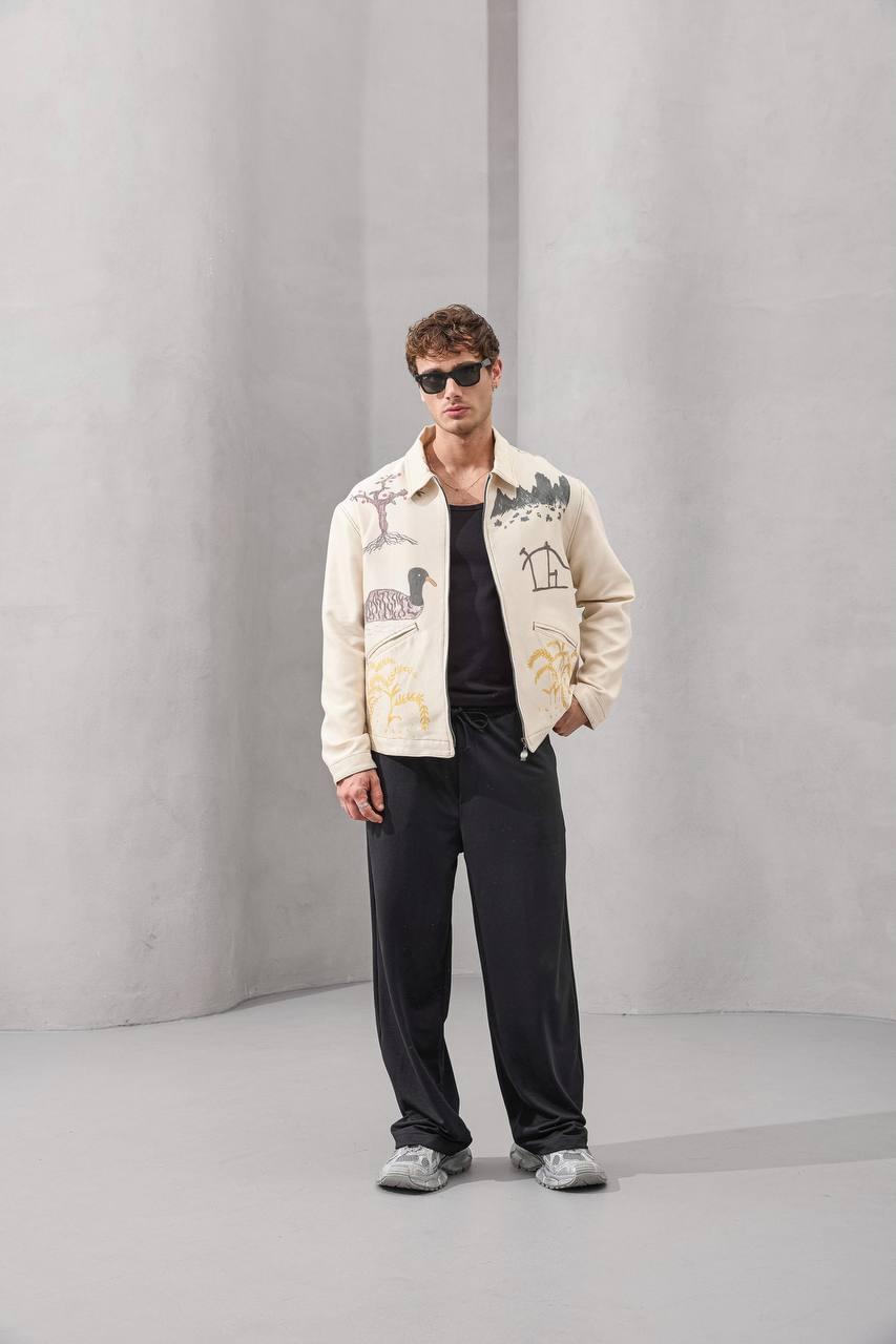 Cream-colored, zippered jacket with two front pockets and a polo collar, suitable for all seasons.