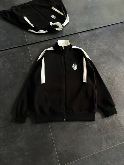 Juventus Logo Oversized Zip-Up Sweatshirt - Stylish and Comfortable Fanwear