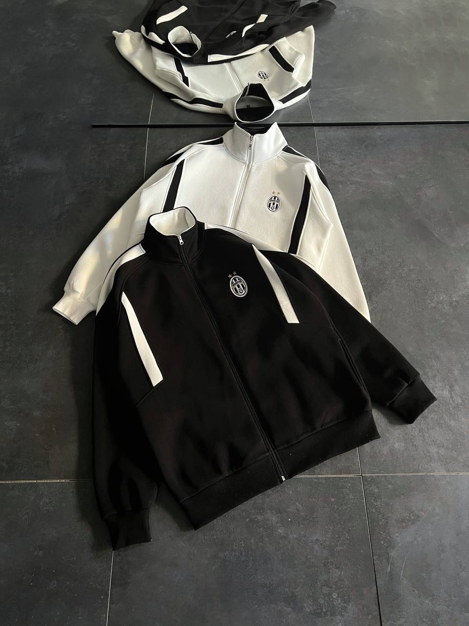 Juventus Logo Oversized Zip-Up Sweatshirt - Stylish and Comfortable Fanwear