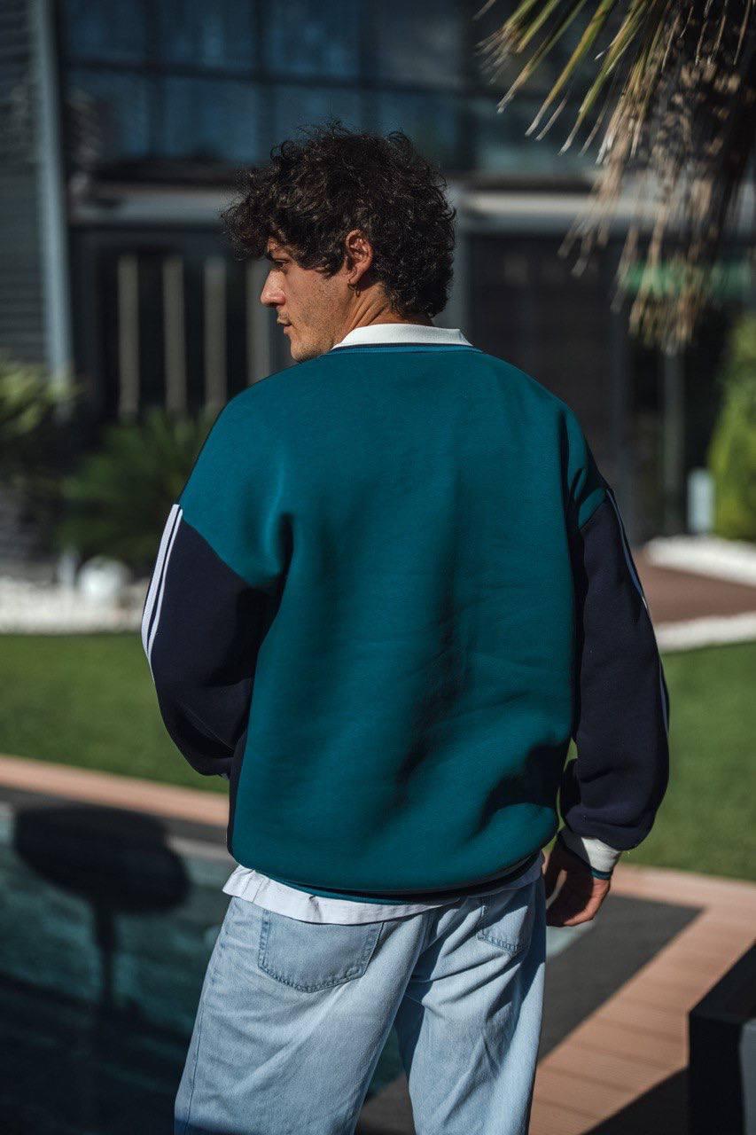 Arsenal Oversized 3-Thread Fleece-Lined Sweatshirt - Cozy and Durable Design.