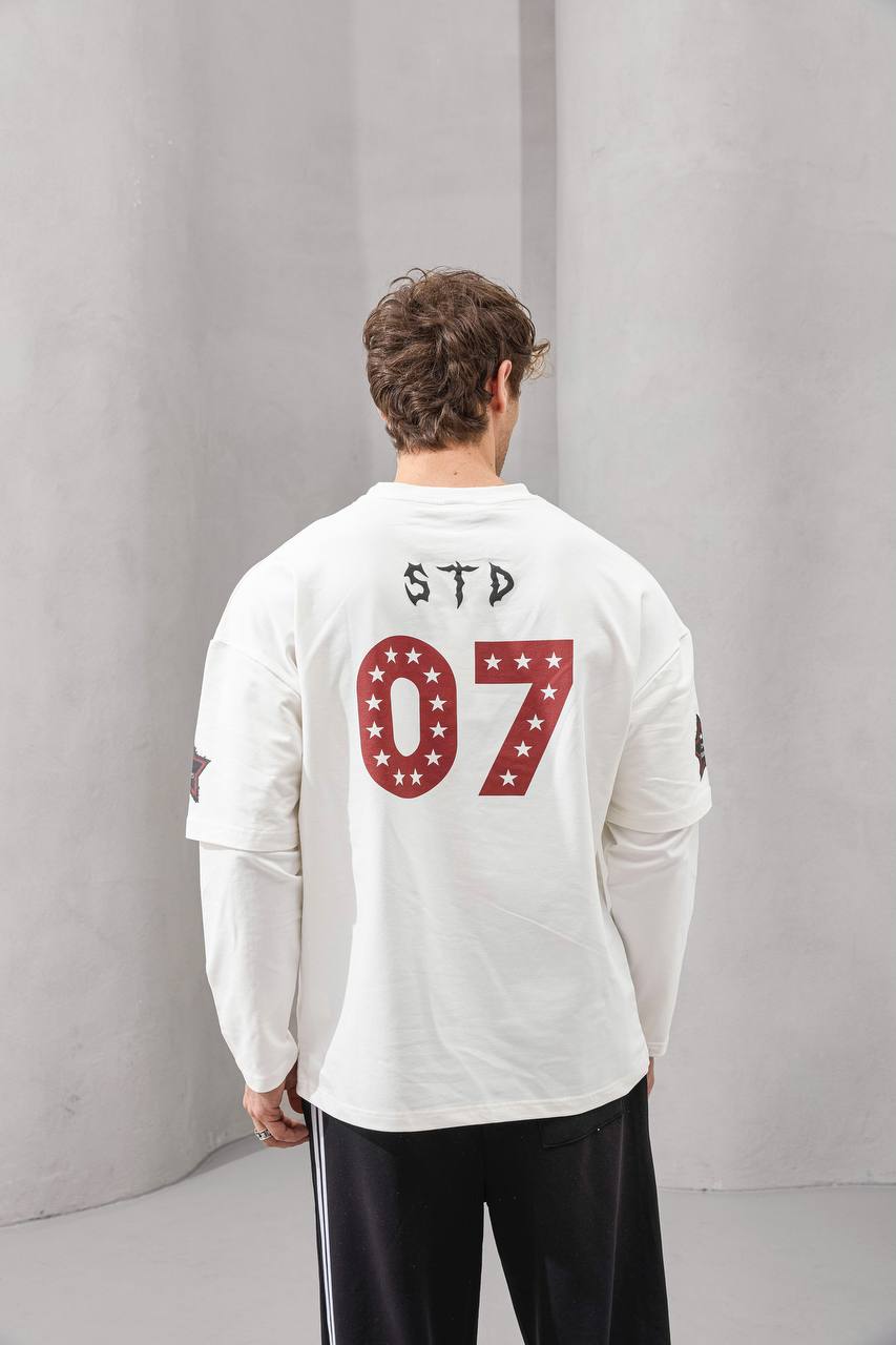Y2K Layered Sleeve Graphic Tee – back view with “07” and star graphic design