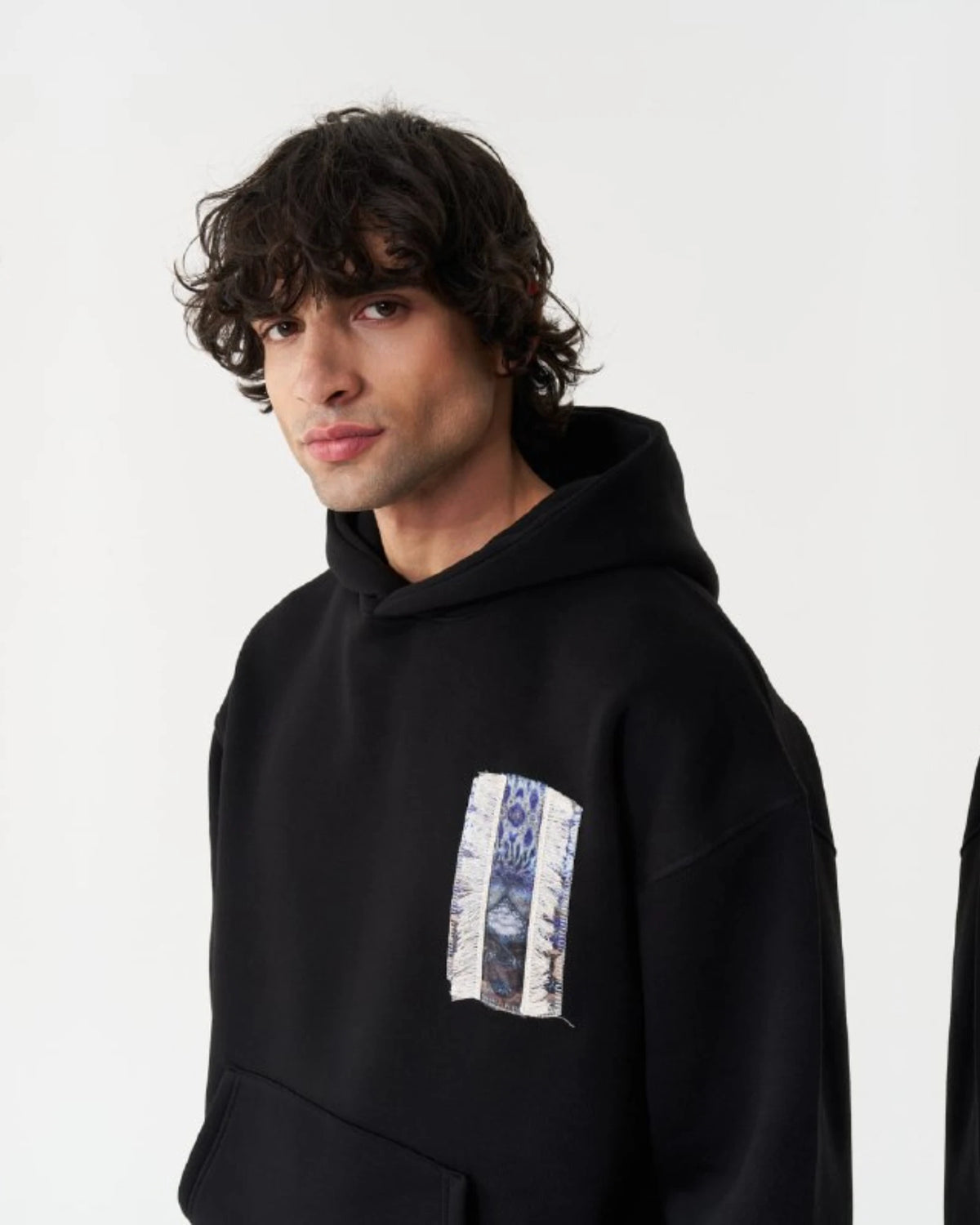Blue Tile Art Oversized Hoodie in black, photo 2