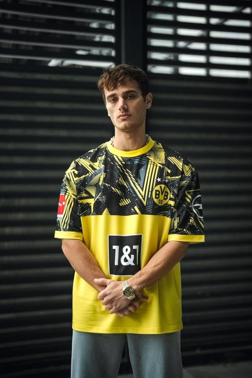 Borussia Dortmund Oversized Logo T-shirt.