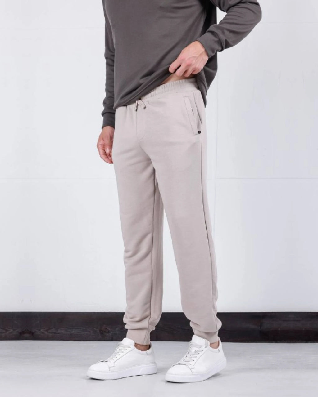 3-Thread Cuffed Jogger Pants in beige, photo 1
