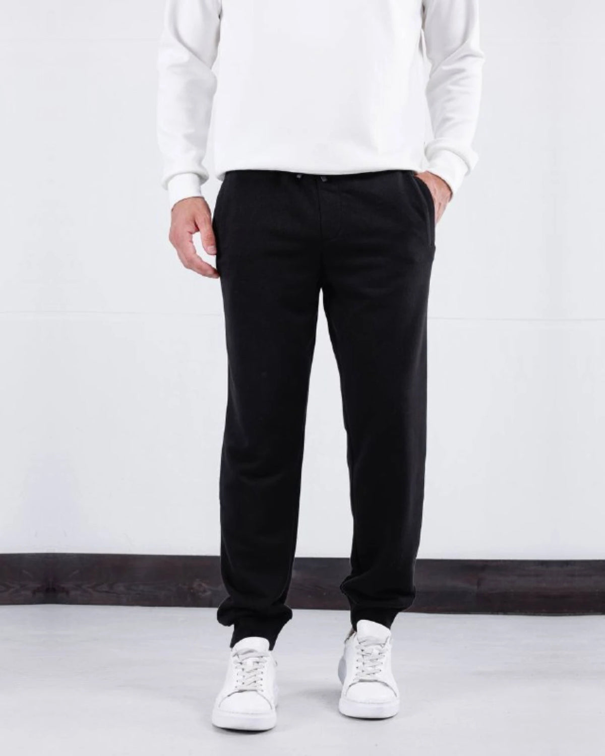 3-Thread Cuffed Jogger Pants in black, photo 1