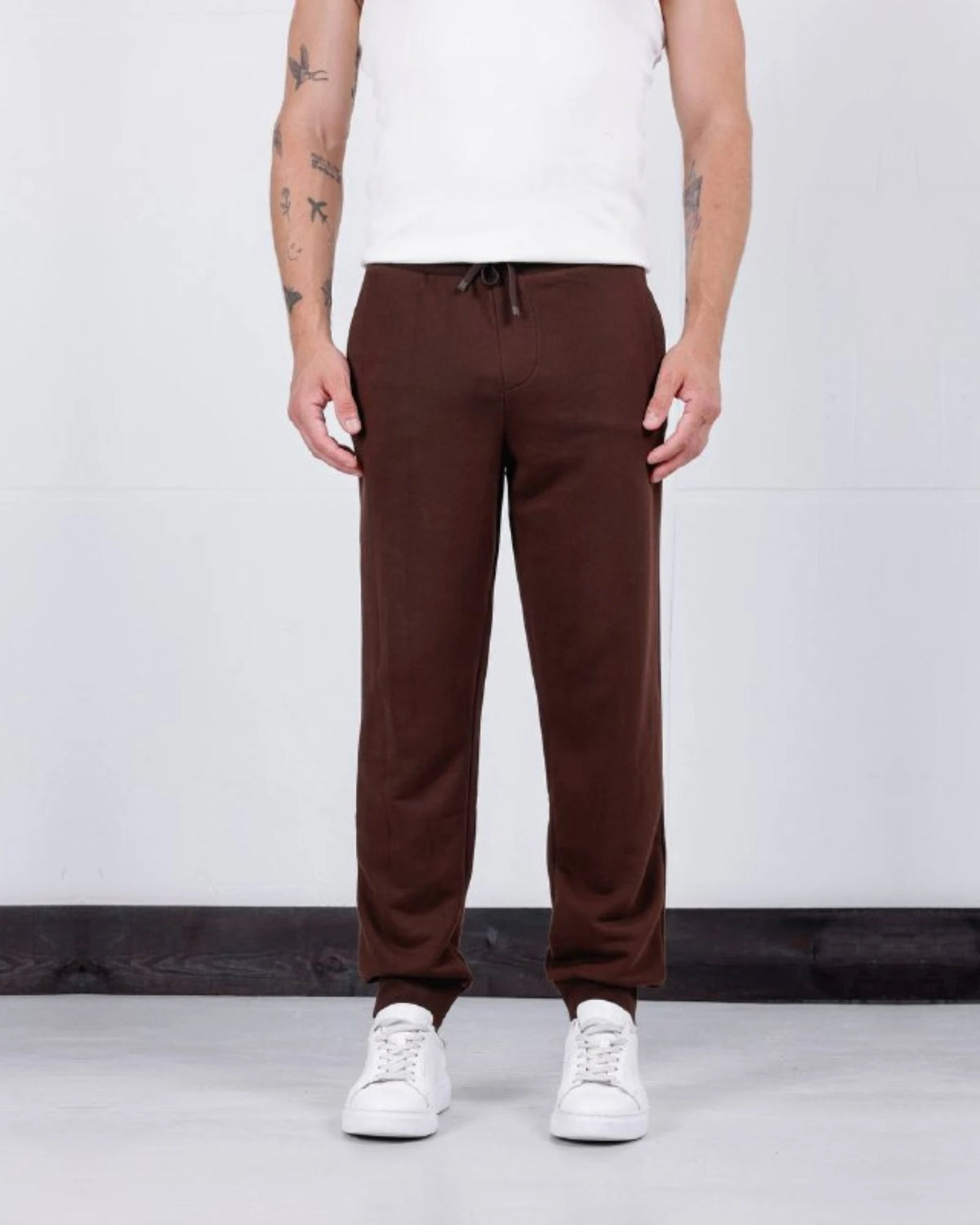3-Thread Cuffed Jogger Pants in brown, photo 1
