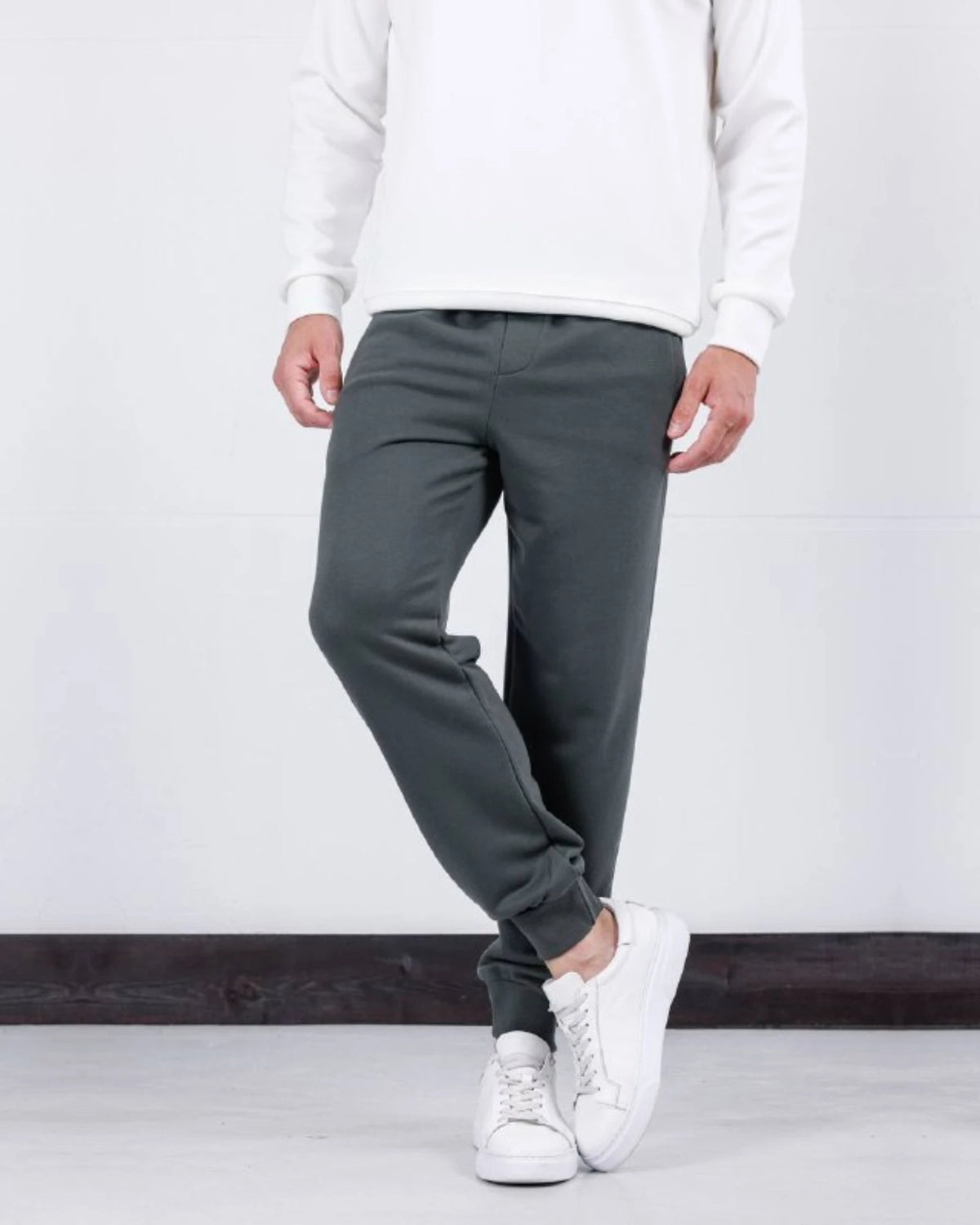 3-Thread Cuffed Jogger Pants in khaki, photo 1