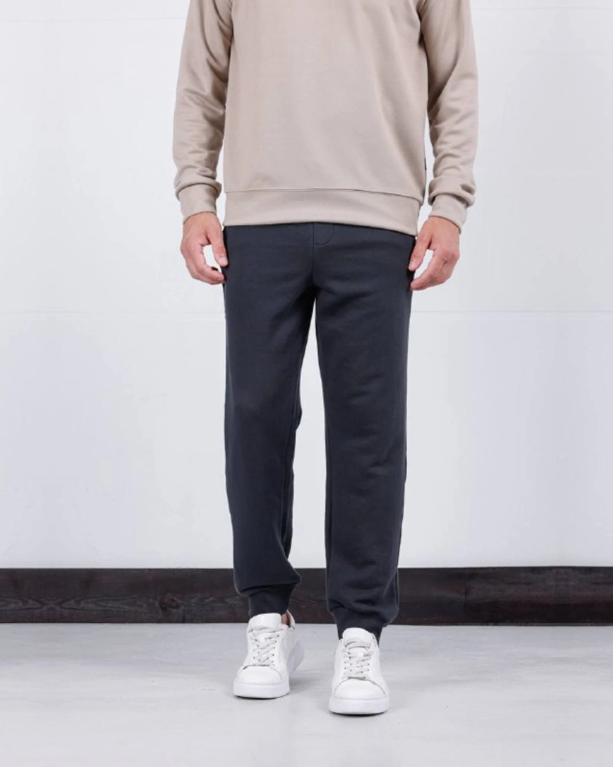 3-Thread Cuffed Jogger Pants in navy, photo 1