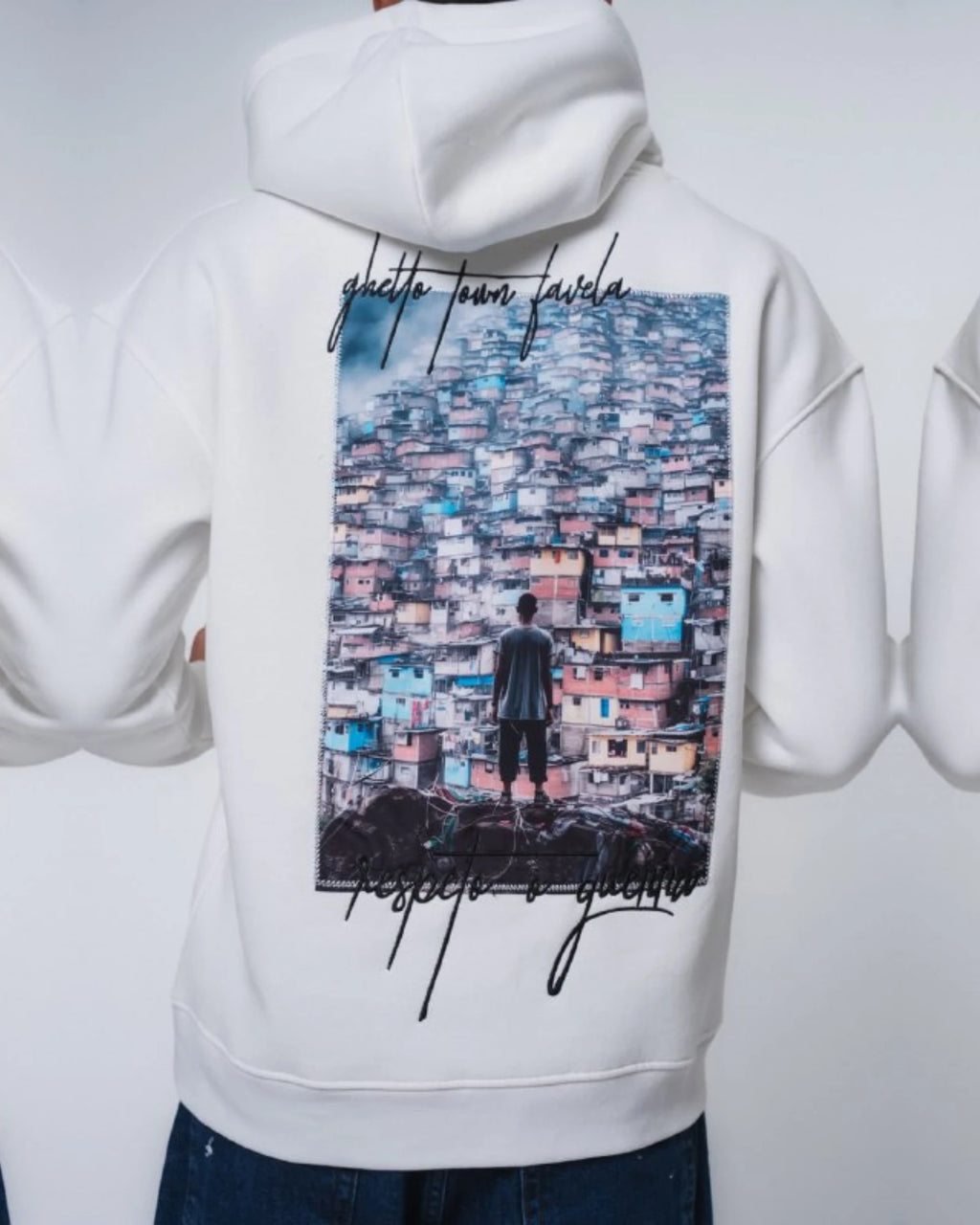 Ghetto Town Favela Oversized Hoodie in white, photo 3