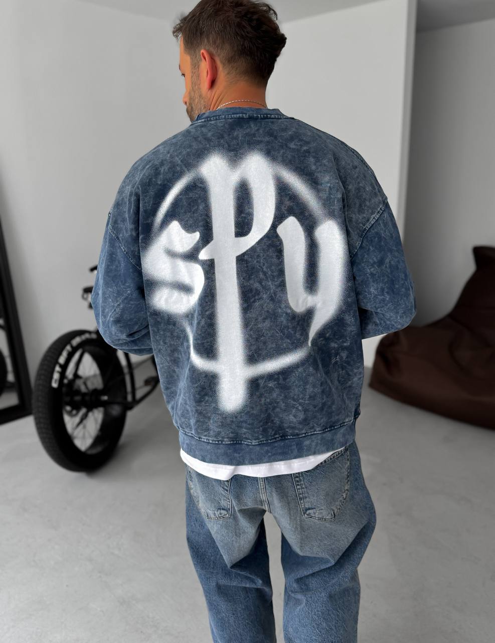 Unisex Oversize Sweatshirt with Pouch Pocket and Spray-Paint Design