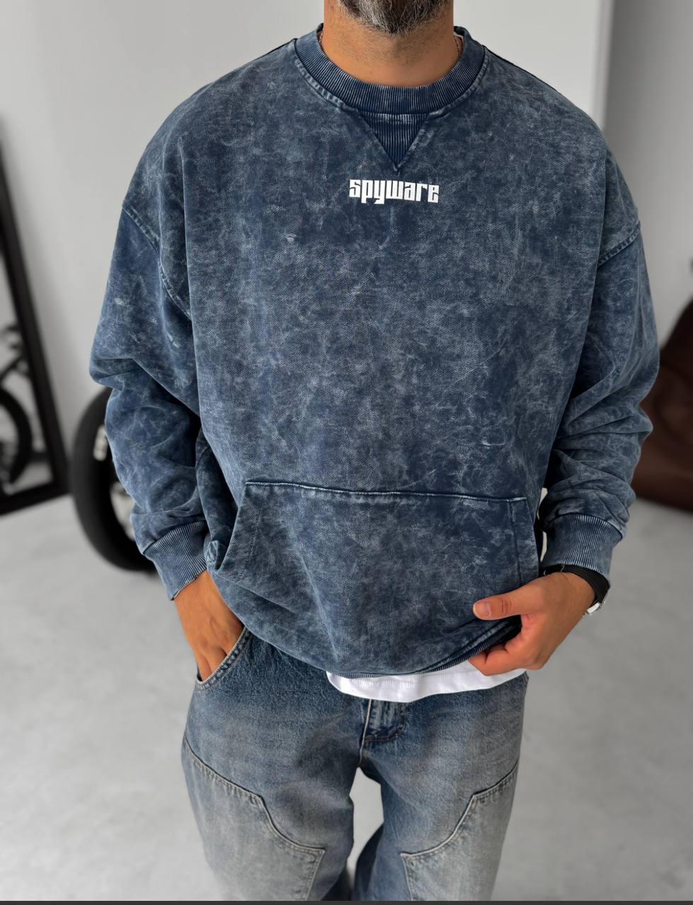 Unisex Oversize Sweatshirt with Pouch Pocket and Spray-Paint Design