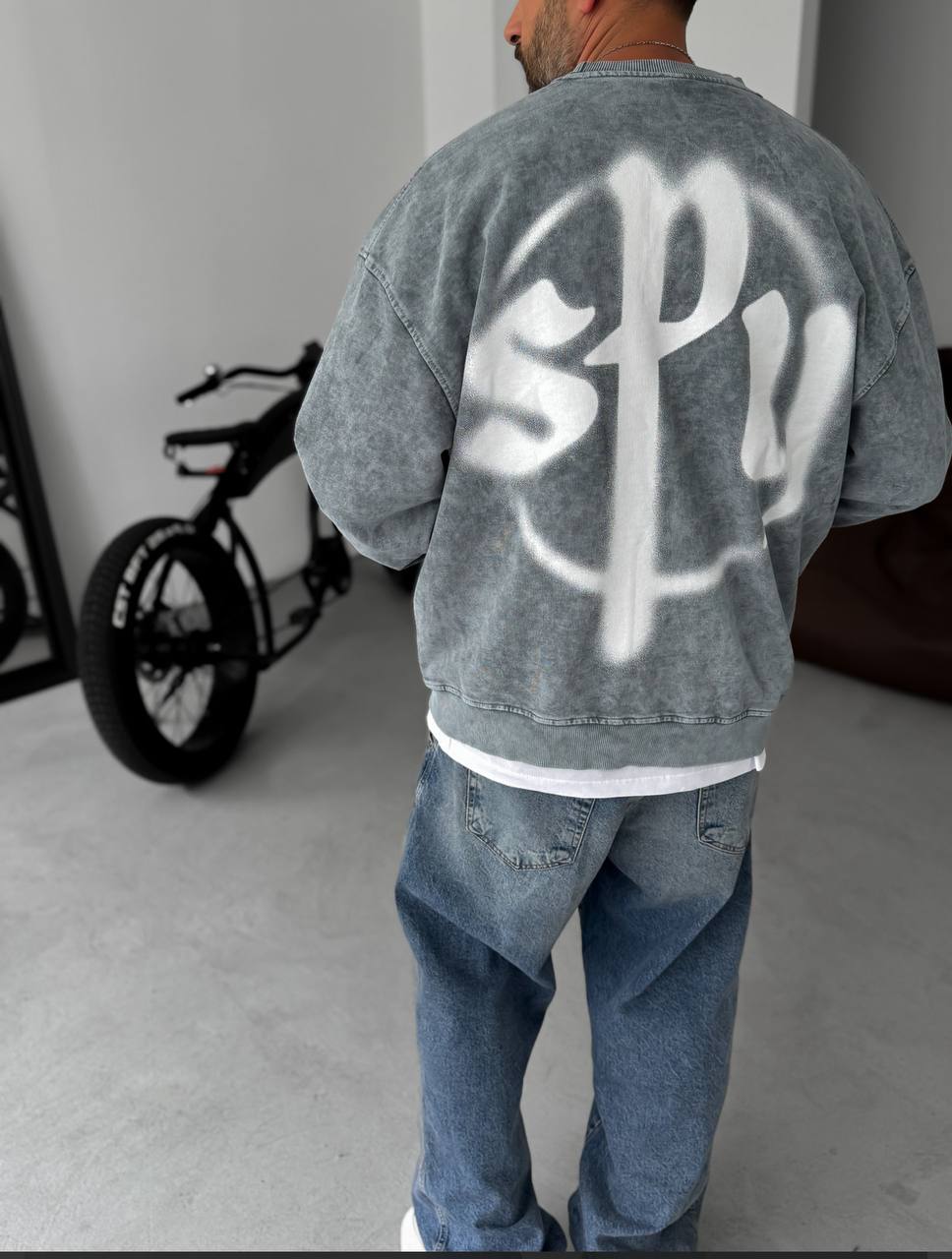 Unisex Oversize Sweatshirt with Pouch Pocket and Spray-Paint Design