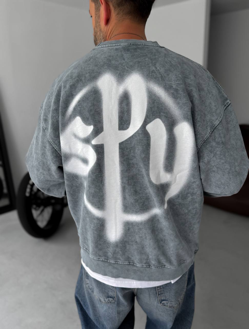 Unisex Oversize Sweatshirt with Pouch Pocket and Spray-Paint Design