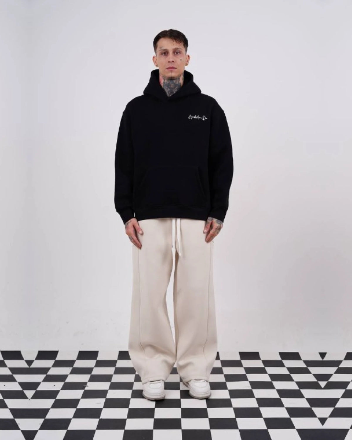 Sabr Arabic Calligraphy Oversized Hoodie in black, photo 3