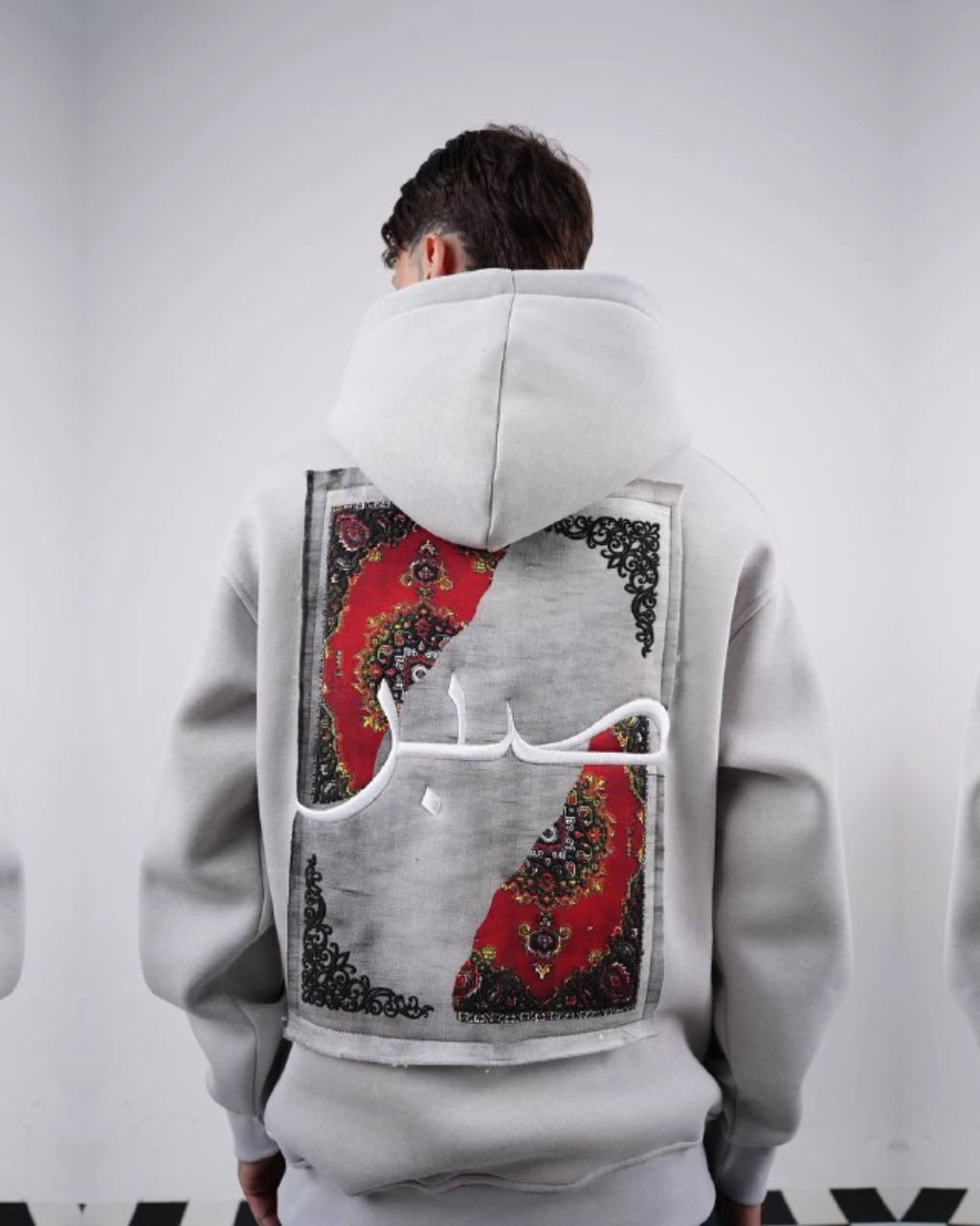 Sabr Arabic Calligraphy Oversized Hoodie in light gray, photo 2