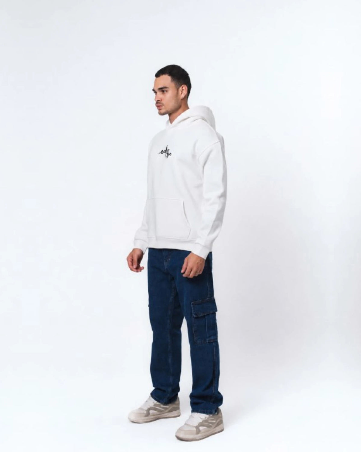 Sabr Oversized Hoodie in white, photo 3