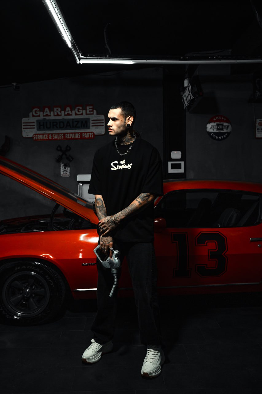 Mischief Icon Men's Graphic Tee – Tattooed Character Streetwear with Attitude