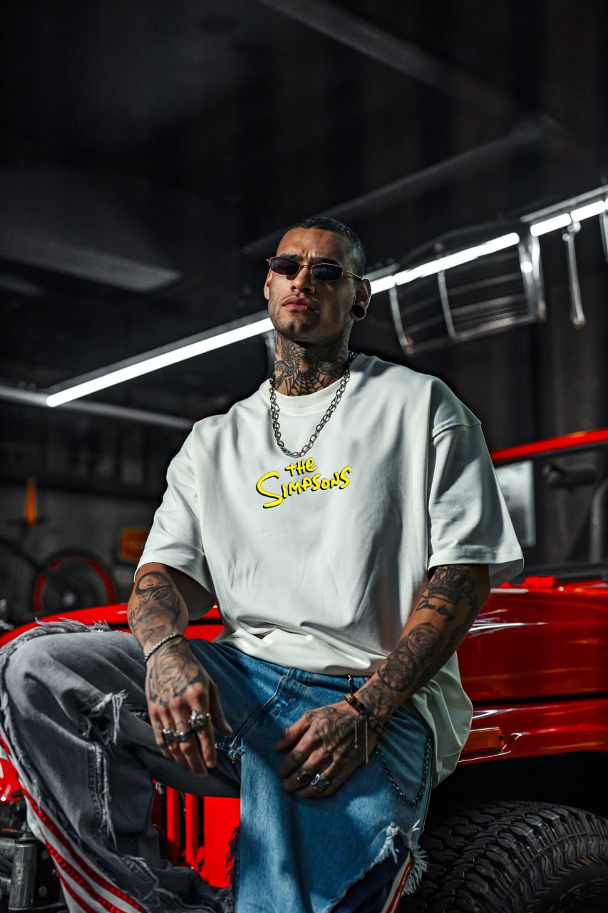 Mischief Icon Men's Graphic Tee – Tattooed Character Streetwear with Attitude