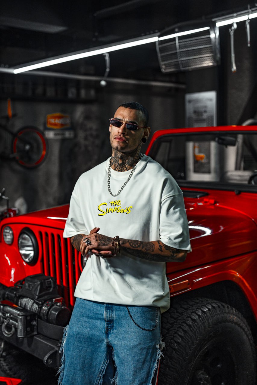 Mischief Icon Men's Graphic Tee – Tattooed Character Streetwear with Attitude